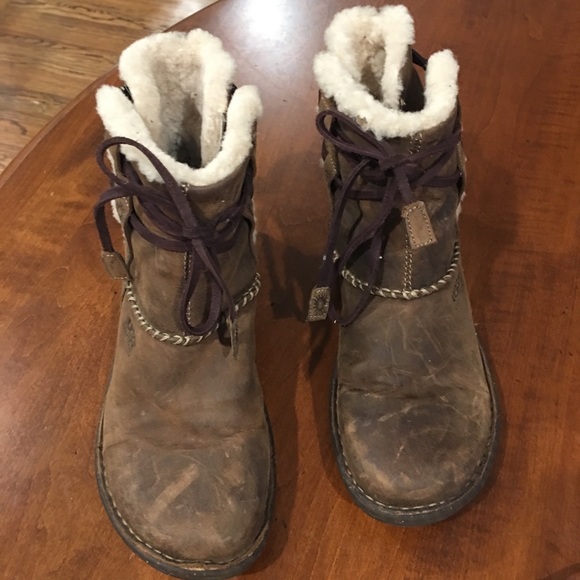 Women’s Ugg ankle boots - Picture 2 of 4